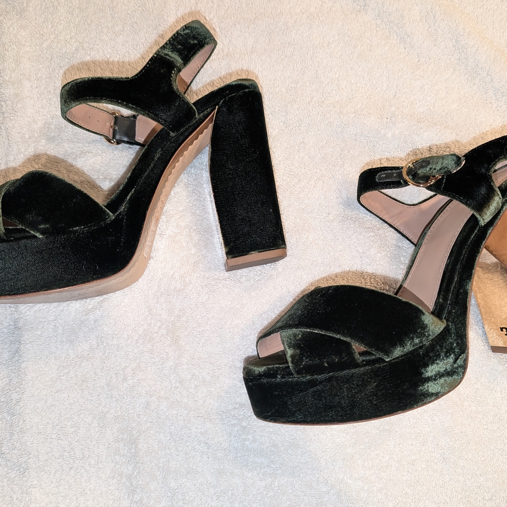 Tory Burch Banana Leaf Green Velvet Bag and Green Velvet Sandals - Picture 2 of 15